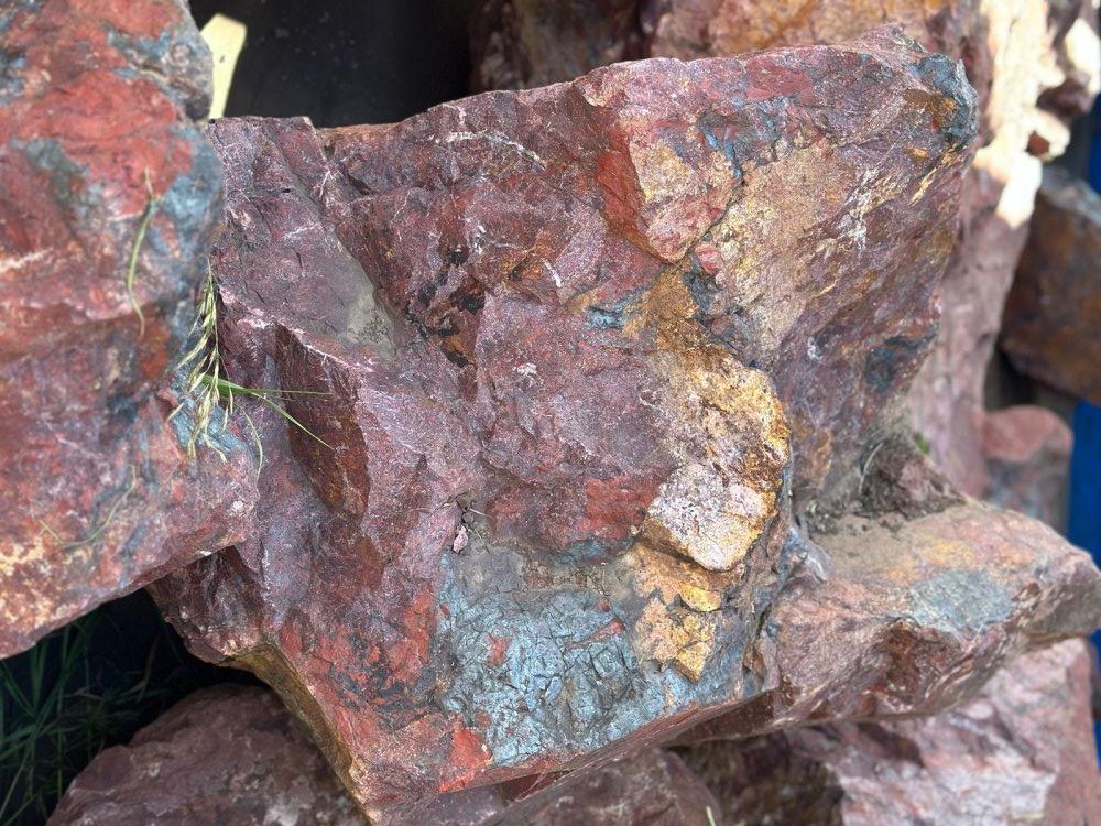 Камни для ландшафтного дизайна красно-фиолетовые 10-60 килограмм купить в Барнаул