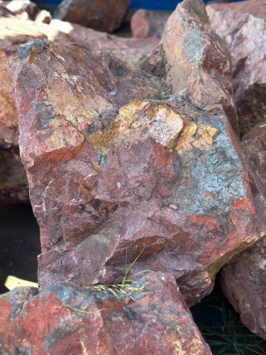 Камни для ландшафтного дизайна красно-фиолетовые 10-60 килограмм купить в Барнаул