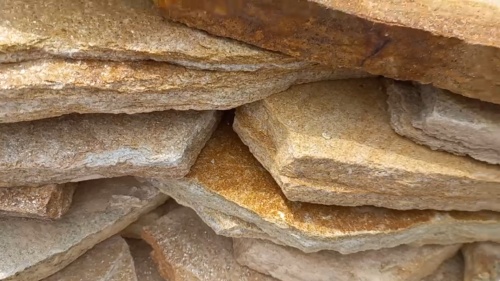 Плитняк златолит жёлтый золотистый для отмостки купить в Барнаул