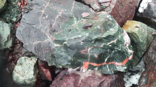 Гигантские зелёные валуны для ландшафтного дизайна весом более 5 тонн купить в Барнаул