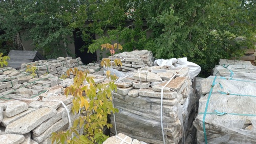 Плитняк галтованный гранитный для ландшафтного дизайна купить в Барнаул