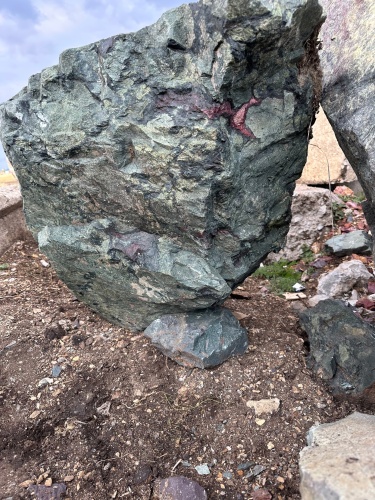 Гигантские зелёные валуны для ландшафтного дизайна весом более 5 тонн купить в Барнаул