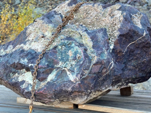 Огромные красно-фиолетовые валуны для ландшафтного дизайна весом более 5 тонн купить в Барнаул