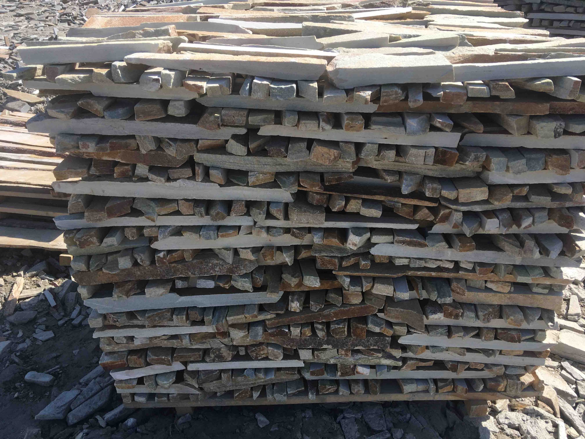 Горбушка златолит золотистый для облицовки купить в Барнаул