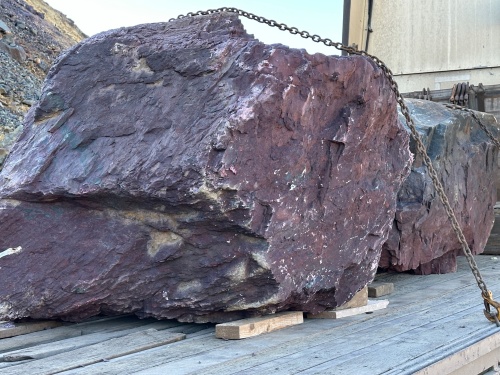 Огромные красно-фиолетовые валуны для ландшафтного дизайна весом более 5 тонн купить в Барнаул