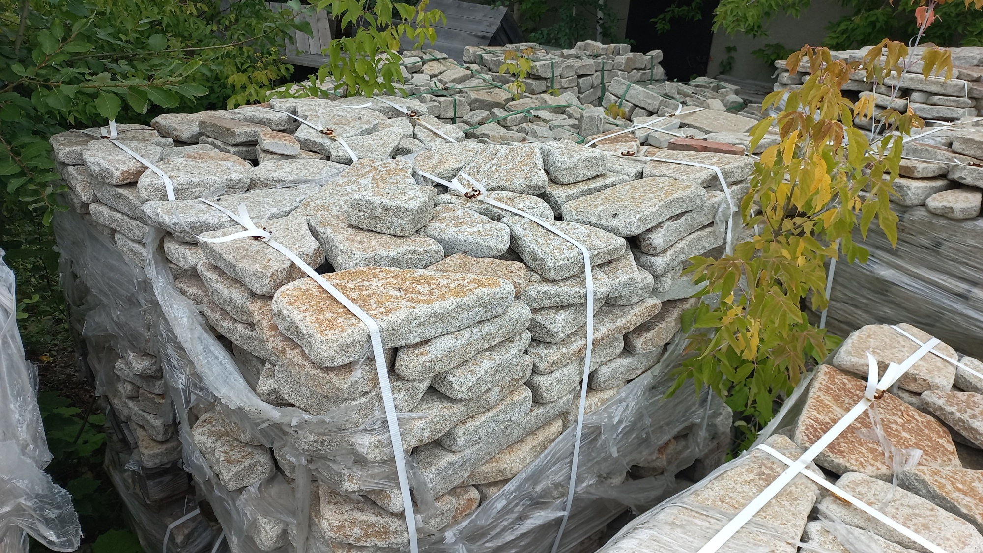 Плитняк галтованный гранитный для ландшафтного дизайна купить в Барнаул