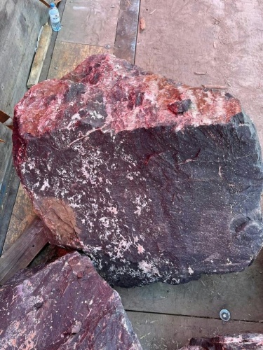 Камни для ландшафтного дизайна красно-фиолетовые 10-60 килограмм купить в Барнаул