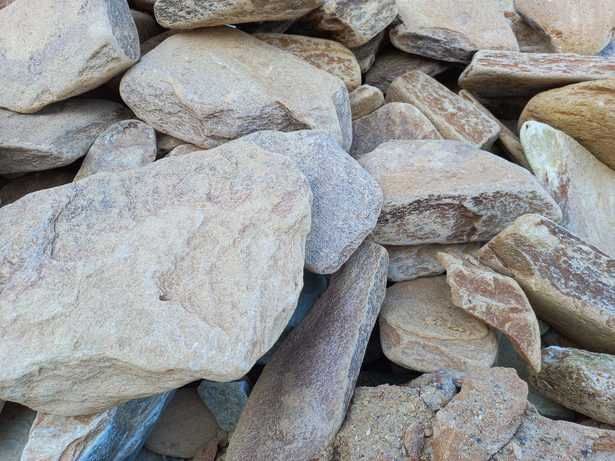 Златолит жёлтый, жёлто-зелёный глыбки и валуны для ланшафтного дизайна купить в Барнаул