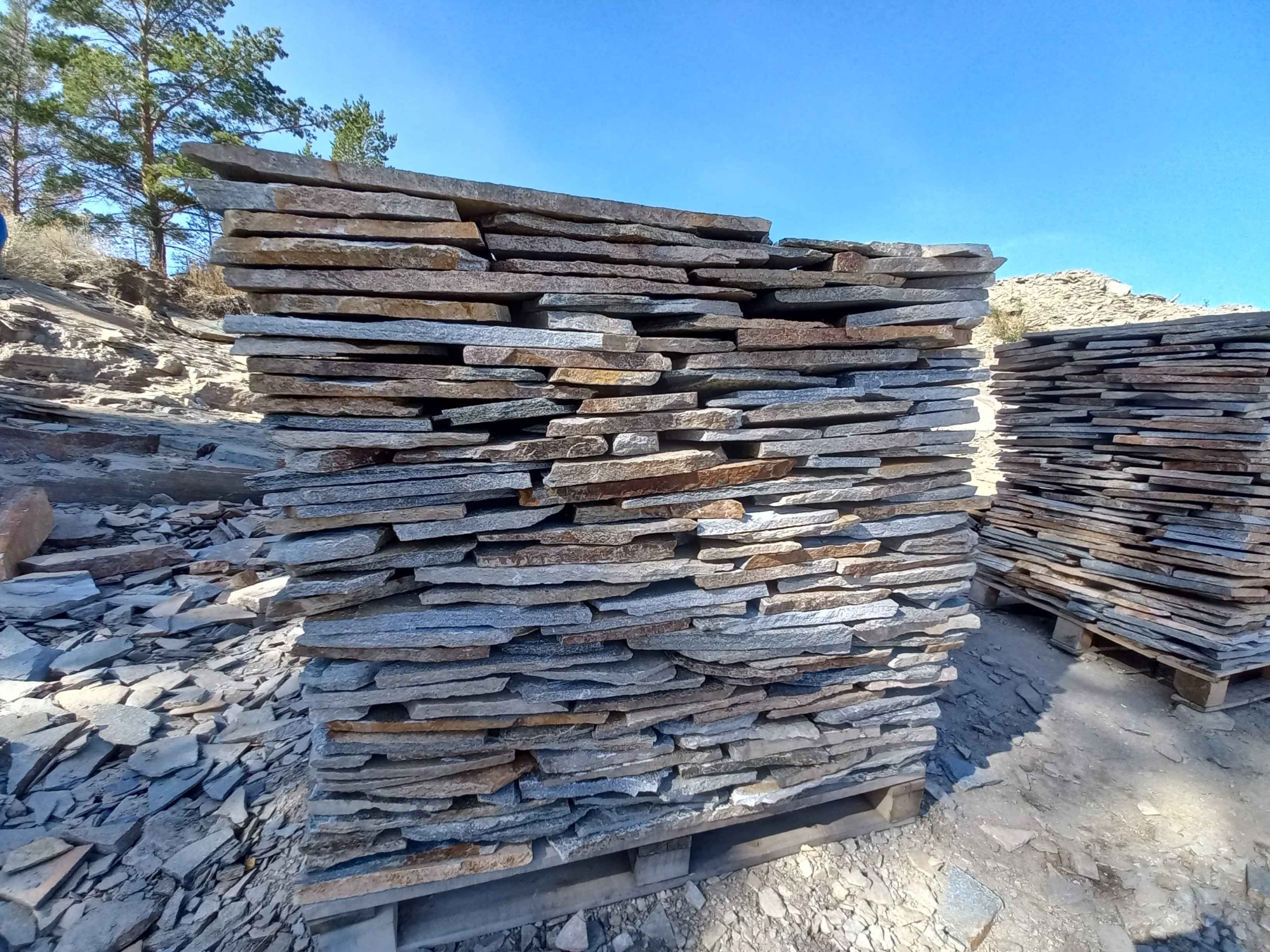 Плитняк златолит серебристый для фасада купить в Барнаул