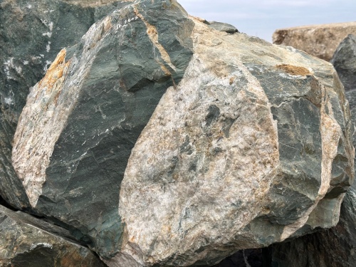 Гигантские зелёные валуны для ландшафтного дизайна весом более 5 тонн купить в Барнаул