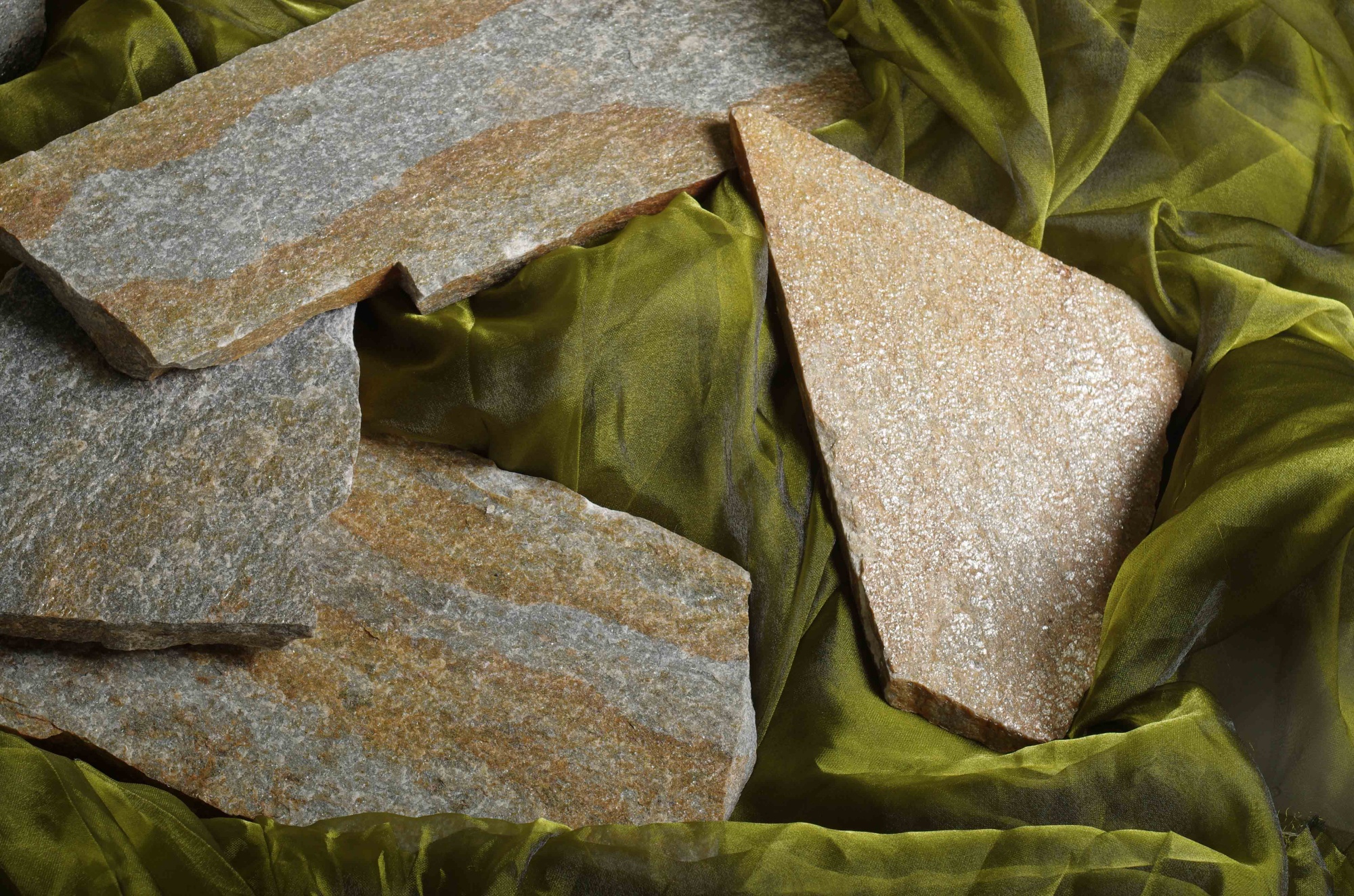 Плитняк златолит Уральский для цоколя, отмостки купить в Барнаул