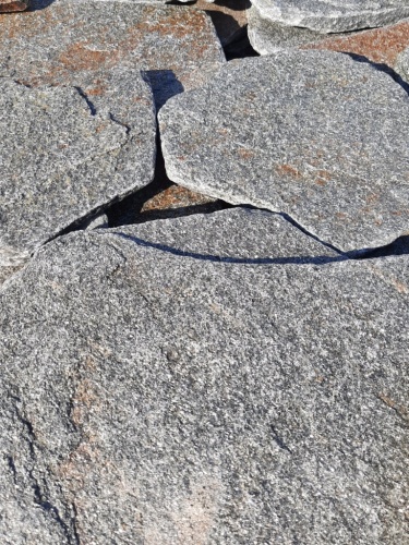 Златолит серебристый галтованный для цоколя купить в Барнаул