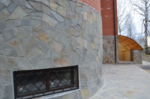 Плитняк златолит Уральский для цоколя, отмостки купить в Барнаул